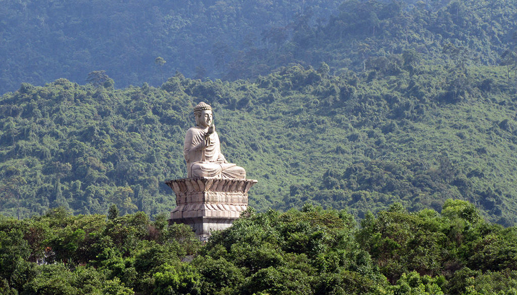 Khám phá Thiền viện Trúc Lâm Bạch Mã Huế - Nơi gắn bó với thiên nhiên