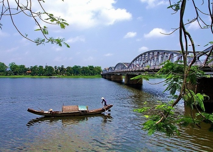 Cầu Tràng Tiền bắc ngang qua Hương Giang 
