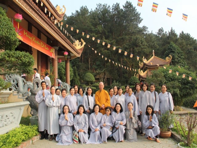 Phật tử tham gia khóa tu ở Thiền viện Trúc Lâm Bạch Mã 
